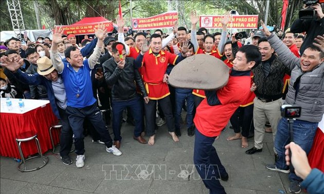 Зрелищный фестиваль земляных хлопушек в провинции Хайзыонг
