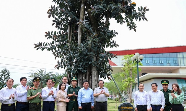 Премьер-министр Фам Минь Тинь посетил КПП Хыунги и проверил ход реализации некоторых проектов в провинции Лангшон