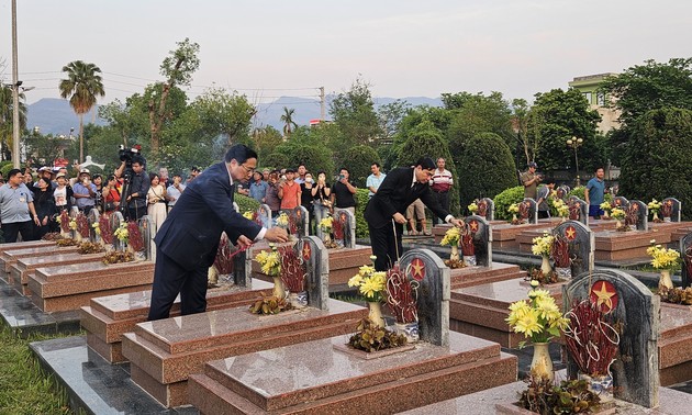 Премьер-министр воскурил благовония в память о героях и павших фронтовиках на кладбище павших фронтовиков А1 в провинции Дьенбьен