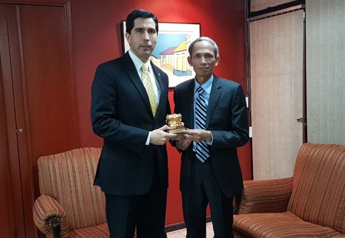 Việt Nam và Paraguay tăng cường hợp tác  	Đại sứ Đặng Xuân Dũng, đại sứ Việt Nam tại Argentina kiêm 