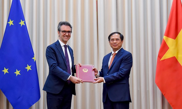 Việt Nam trao các Công hàm cho Liên minh châu Âu thông báo quyết định của Quốc hội phê chuẩn Hiệp định EVFTA và EVIPA