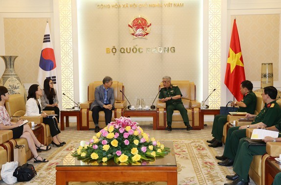 Thượng tướng Nguyễn Chí Vịnh tiếp Giám đốc Cơ quan Hợp tác quốc tế Hàn Quốc tại Việt Nam