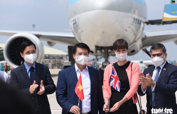 Gần 120 nghìn liều vaccine ngừa COVID-19 đầu tiên đã về đến sân bay Tân Sơn Nhất