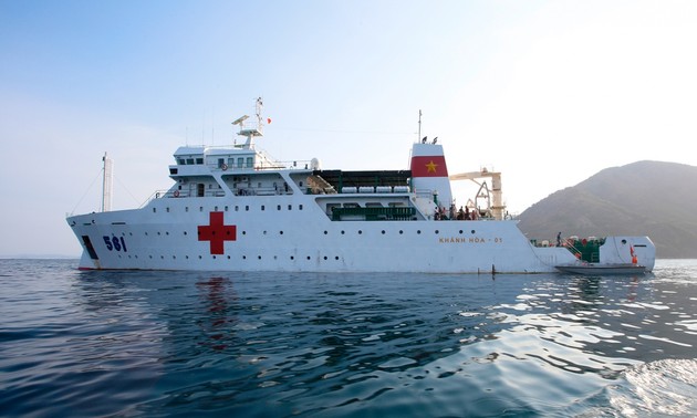 Tàu bệnh viện di động giữa biển khơi
