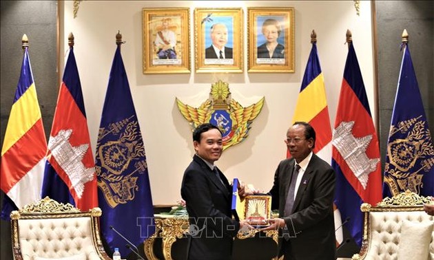 Phó Thủ tướng Trần Lưu Quang chào Phó Thủ tướng, Bộ trưởng Quốc phòng Campuchia Samdech Tea Banh