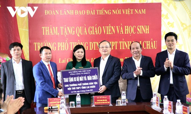 Đài Tiếng nói Việt Nam tặng quà cho học sinh dân tộc nội trú tỉnh Lai Châu