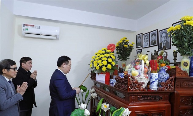Chủ tịch Quốc hội Vương Đình Huệ thăm chúc Tết gia đình các cố lãnh đạo Quốc hội