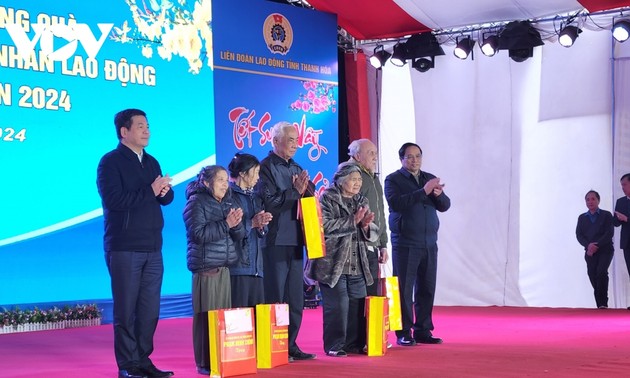 Thủ tướng thăm, tặng quà gia đình chính sách, công nhân, người lao động tại Thanh Hóa