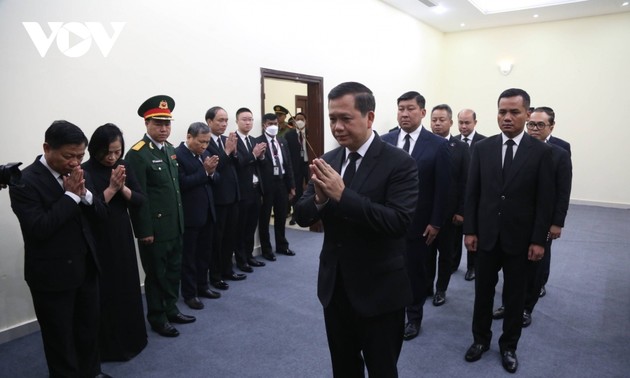 Thủ tướng Campuchia đến viếng và ghi sổ tang tưởng niệm Tổng Bí thư Nguyễn Phú Trọng tại Đại sứ quán Việt Nam