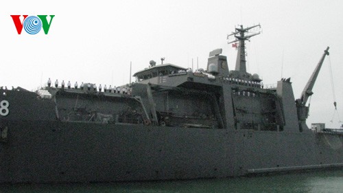 Корабль ВМФ Сингапура причалил к морскому порту города Дананг