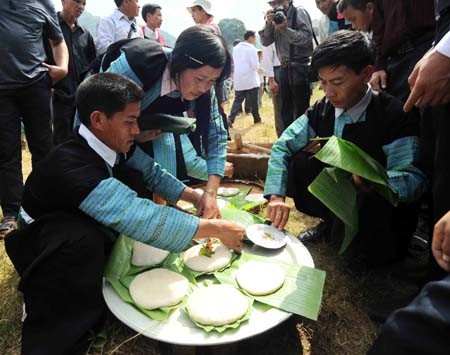 Обычай приготовления пирожков «жэй» представителями народности Монг селения Натау 