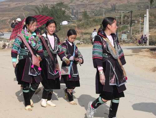 Наряд женщин народности Монг