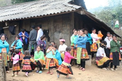 Обучение детей из народности Монг в общине Хуанян провинции Шонла 