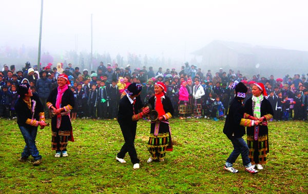 Своеобразный праздник танцев представителей группы Красных Зяо