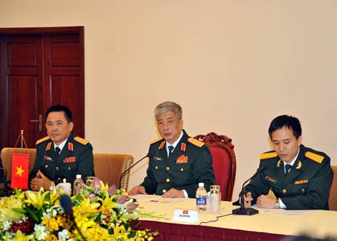 Замминистра обороны Вьетнама Нгуен Чи Винь принял военную делегацию Индии