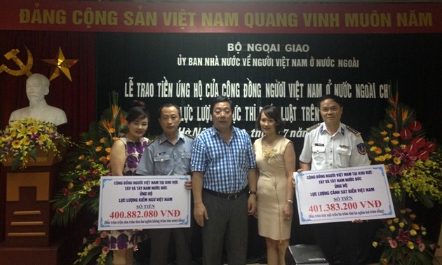 Вьетнамцы за границей пожертвовали средства для оказания помощи силам морской полиции и рыбоохраны 
