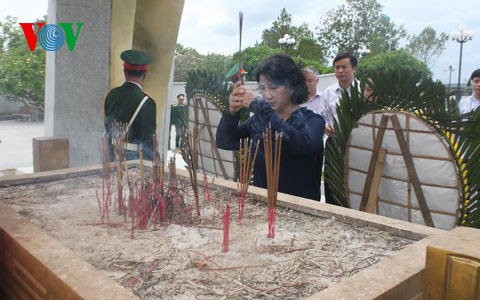 Зампредседателя НС СРВ Нгуен Тхи Ким Нган зажгла благовония в старинной цитадели Куангчи