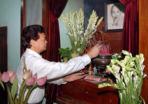 Премьер-министр СРВ Нгуен Тан Зунг почтил память президента Хо Ши Мина