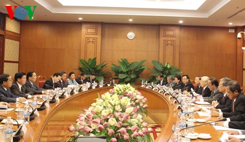 Дружеские отношения и всеобъемлющее сотрудничество между Вьетнамом и Лаосом всё больше укрепляются