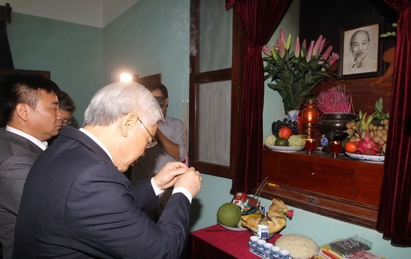 Генсекретарь ЦК КПВ Нгуен Фу Чонг почтил память президента Хо Ши Мина