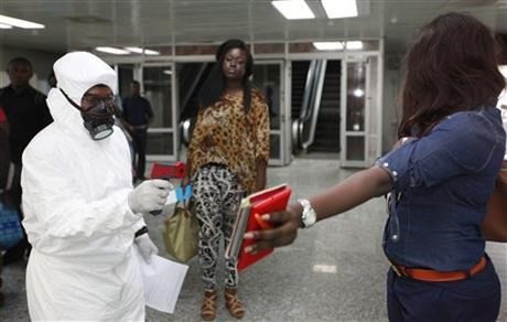 Африканский союз призвал отменить указ о запрете передвижения из-за лихорадки Эбола