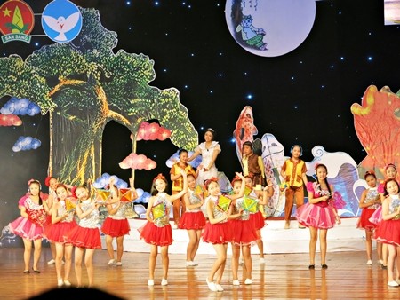 Ночной праздник Cередины осени на тему «Вьетнамские дети обращают взор на острова и море Родины»
