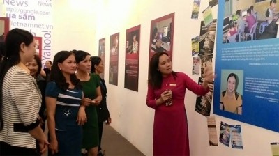 В Музее вьетнамских женщин в Ханое открылась выставка «Интернет и женщины: Возможности и изменения»
