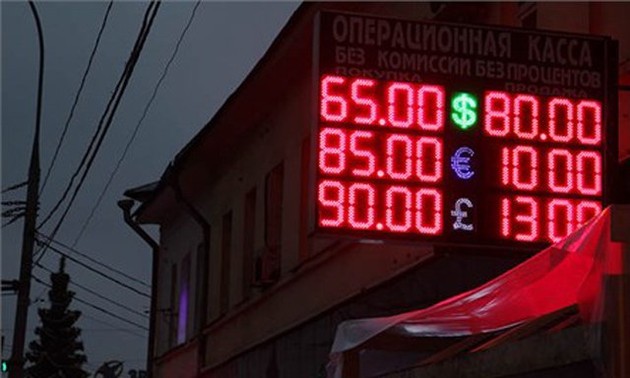 Курсы рубля к доллару и евро увеличились 