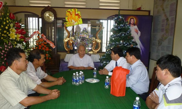 Руководители районов Вьетнама поздравляют католиков с наступающим Рождеством