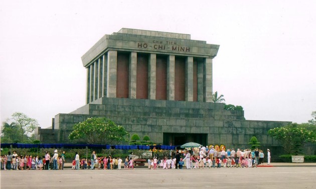 Тысячи людей посетили мавзолей президента Хо Ши Мина в первый день нового года