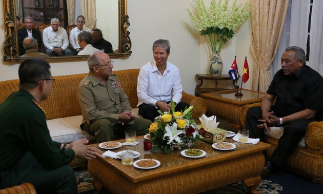 Министр обороны Кубы высоко оценил опыт Вьетнама в обновлении страны