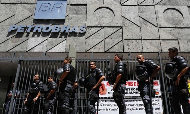 Политическую жизнь Бразилии потрясает скандал с коррупцией в корпорации Petrobras 