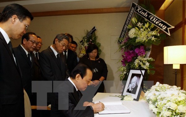 Руководители г.Хошимина почтили память покойного премьера-министра Сингапура Ли Куан Ю