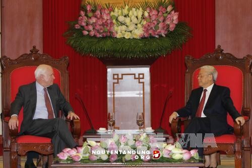 Генсек ЦК КПВ Нгуен Фу Чонг принял делегацию американских сенаторов