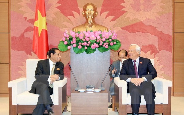 Вице-спикер вьетнамского парламента принял делегацию Бангладеш 