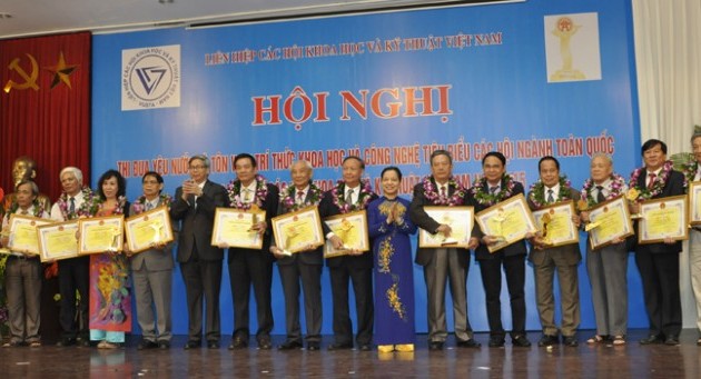 Во Вьетнаме чествован 51 интеллигент в сфере науки и технологий 2015 года 