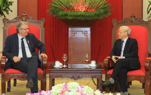 Делегация Французской коммунистической партии посещает Вьетнам