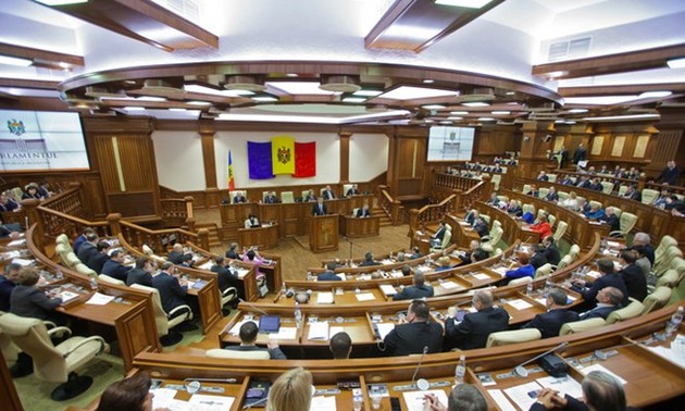 Парламент Молдовы распустил правительство страны