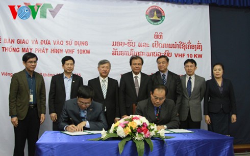 Вьетнам передал Лаосу систему телевизионного вещания новой технологии 