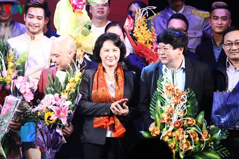 Во вьетнамском театре оперы Кайлыонг показана пьеса «Сияние Востока» 