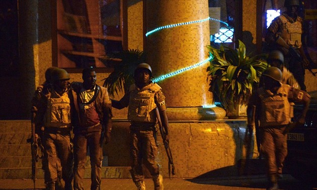 Страны мира осудили атаку на отель в Буркина-Фасо
