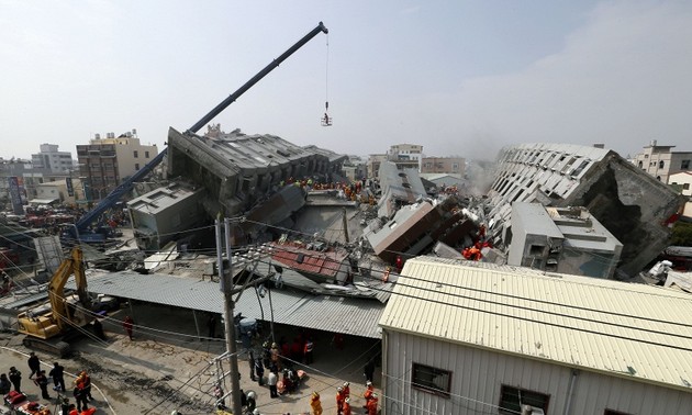 Число жертв землетрясения на Тайване продолжает расти