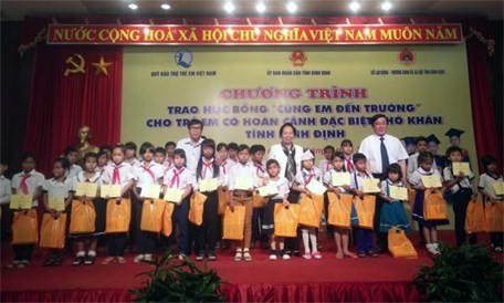 Вице-президент СРВ Нгуен Тхи Зоан вручила 150 стипендий «Вместе в школу»