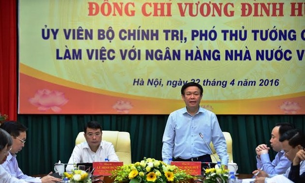 Выонг Динь Хюэ провёл рабочую встречу с руководителями Госбанка Вьетнама