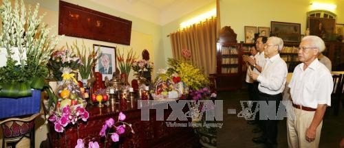 Нгуен Фу Чонг зажег благовония в память о генсеке ЦК КПВ Ле Зуане
