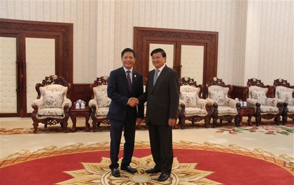 Премьер Лаоса поощряет вьетнамские предприятия на инвестирование в Лаос