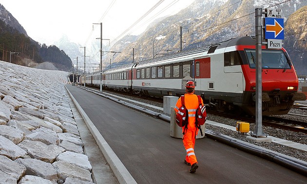 В Швейцарии мужчина с ножом напал на пассажиров поезда 