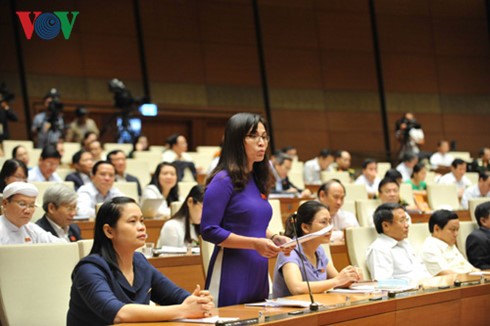 Депутаты парламента Вьетнама сделали запросы министру образования
