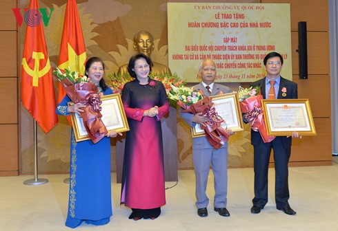 Нгуен Тхи Ким Нган наградила депутатов парламента Вьетнама 13-го созыва орденами высшей степени