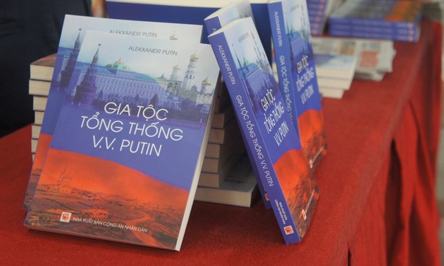 Презентация книги "Род Президента В.В. Путина" на вьетнамском языке